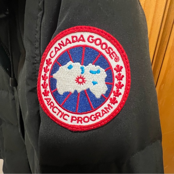 Canada Goose Women's Shelburne Parka - Black with Fur - Like New - Medium - Picture 10 of 15